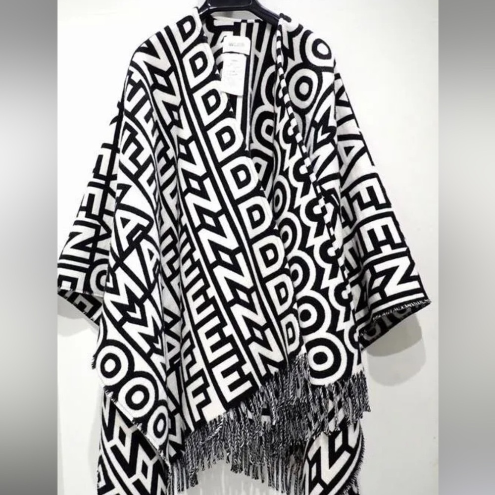 Fendi Monochrome Graphic Poncho